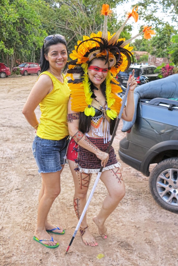 Raquel i neka druga na parkingu restorana