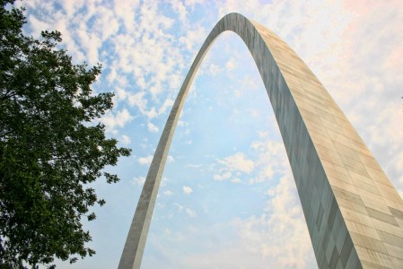 St Louis Gateway Arch, 192m visoki metalni luk, najveći luk na svijetu, najviši spomenik u SAD-u i najveća građevina u St Louisu. Spomenik je u čast širenja SAD-a zapadno od Mississippija.