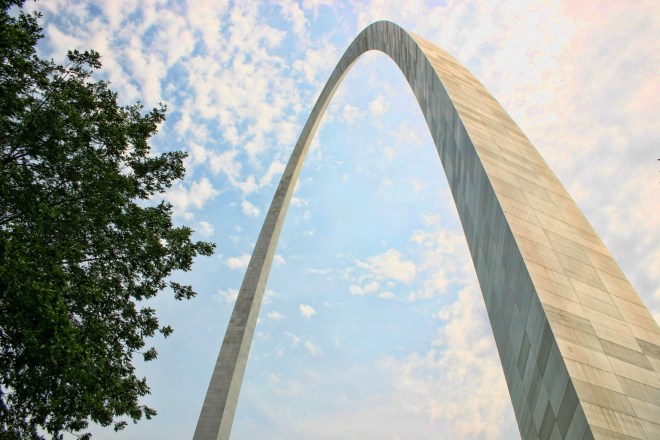 St Louis Gateway Arch, 192m visoki metalni luk, najveći luk na svijetu,  najviši spomenik u SAD-u i najveća građevina u St Louisu. Spomenik je u čast širenja SAD-a zapadno od Mississippija.